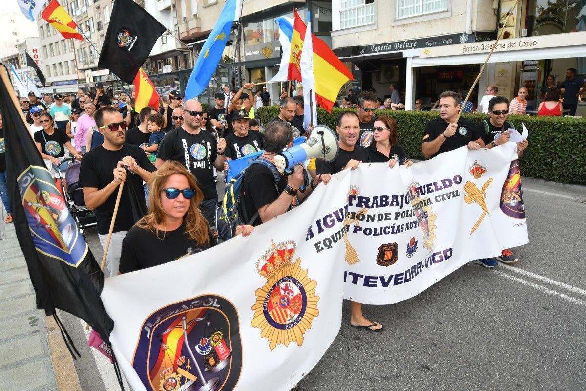 Manifestación de policías y guardias civiles convocada por Jusapol en Sanxenxo