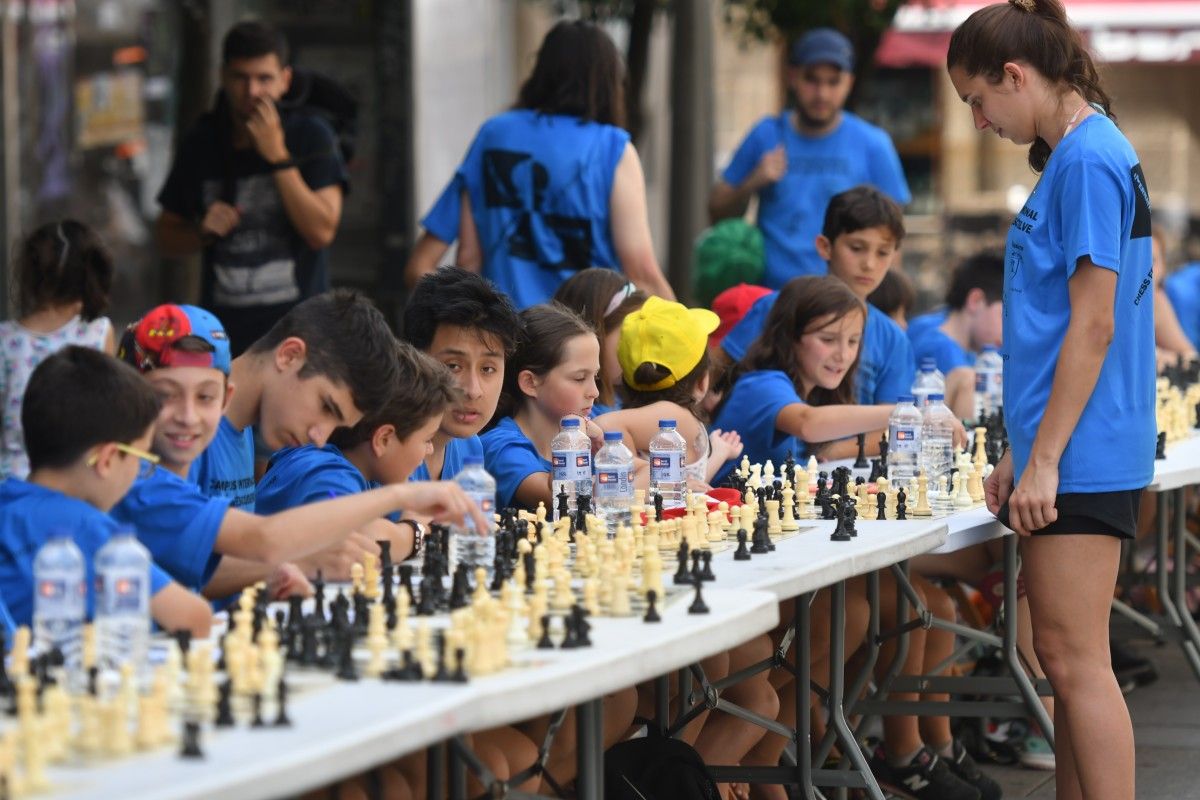 Exhibición simultánea de ajedrez en la plaza de Curros Enríquez
