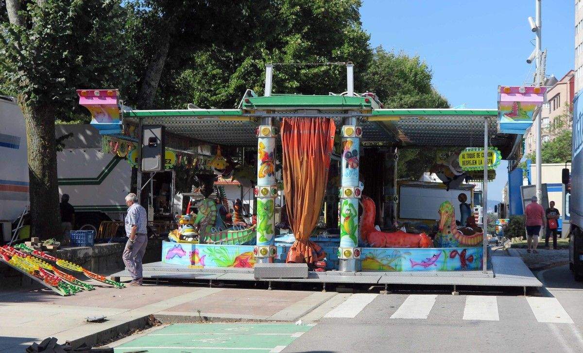 Montaxe de barracas e atraccións das Festas da Peregrina