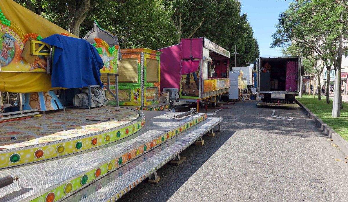 Montaxe de barracas e atraccións das Festas da Peregrina