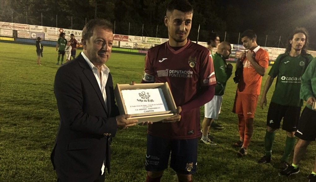 Kevin Presa recibe o Trofeo do Pulpo tras vencer o Arenteiro nos penaltis