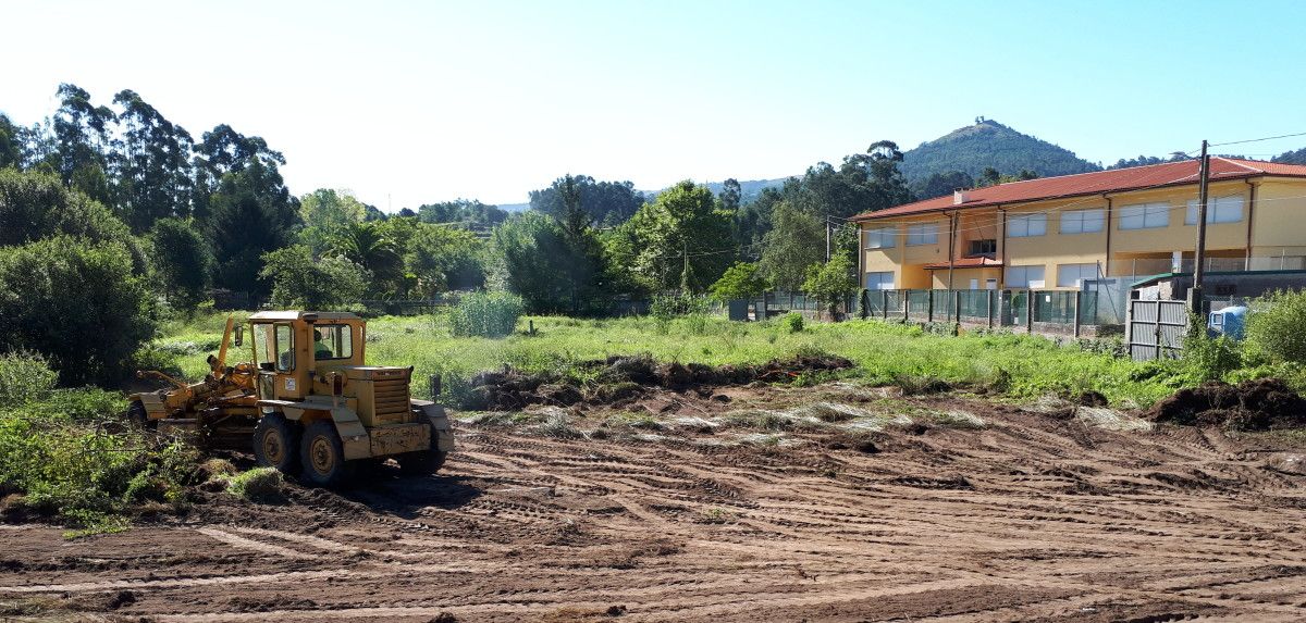 Obras del nuevo campo de fútbol de Ponte Sampaio ante el colegio