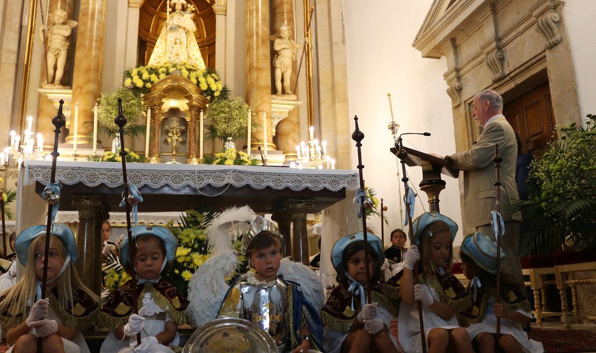 Traslado da carroza para a ofrenda floral á Virxe Peregrina