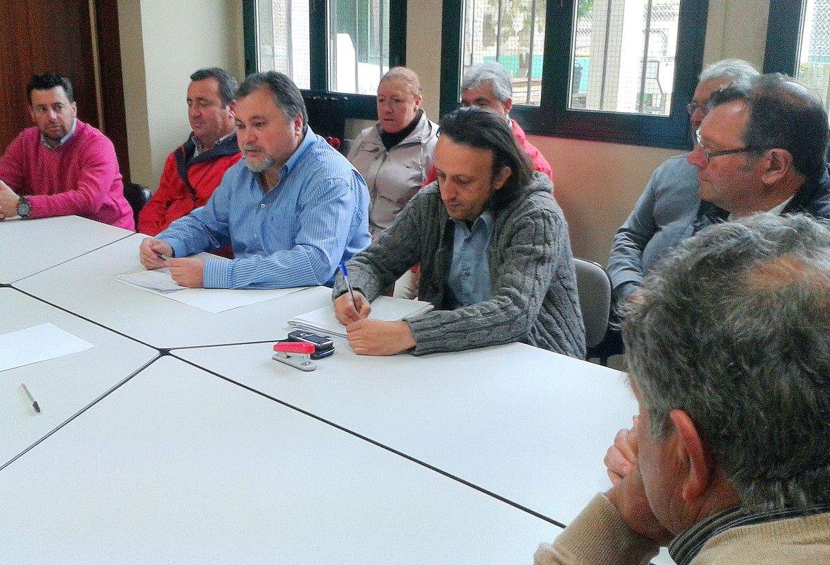 Trabajadores de Construcciones Crespo con representantes de la CIG y CC.OO.