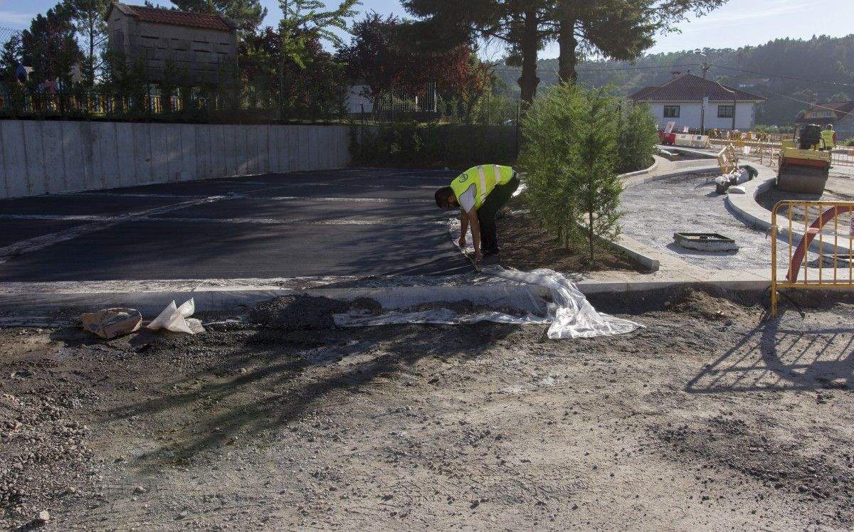 Obras na nova glorieta no acceso á cidade infantil Príncipe Felipe