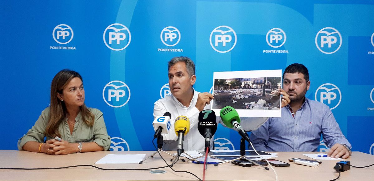 Rafa Domínguez, portavoz municipal do PP, con Pepa Pardo e César Abal