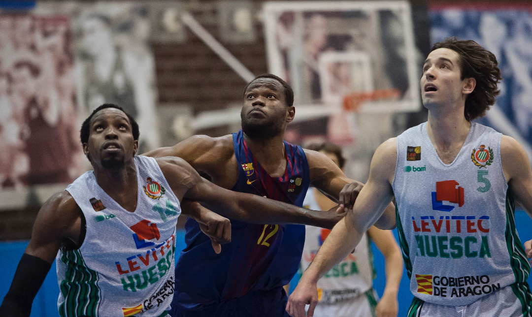 Vashil Fernández, a la izquierda, en un partido con el Levitec Huesca