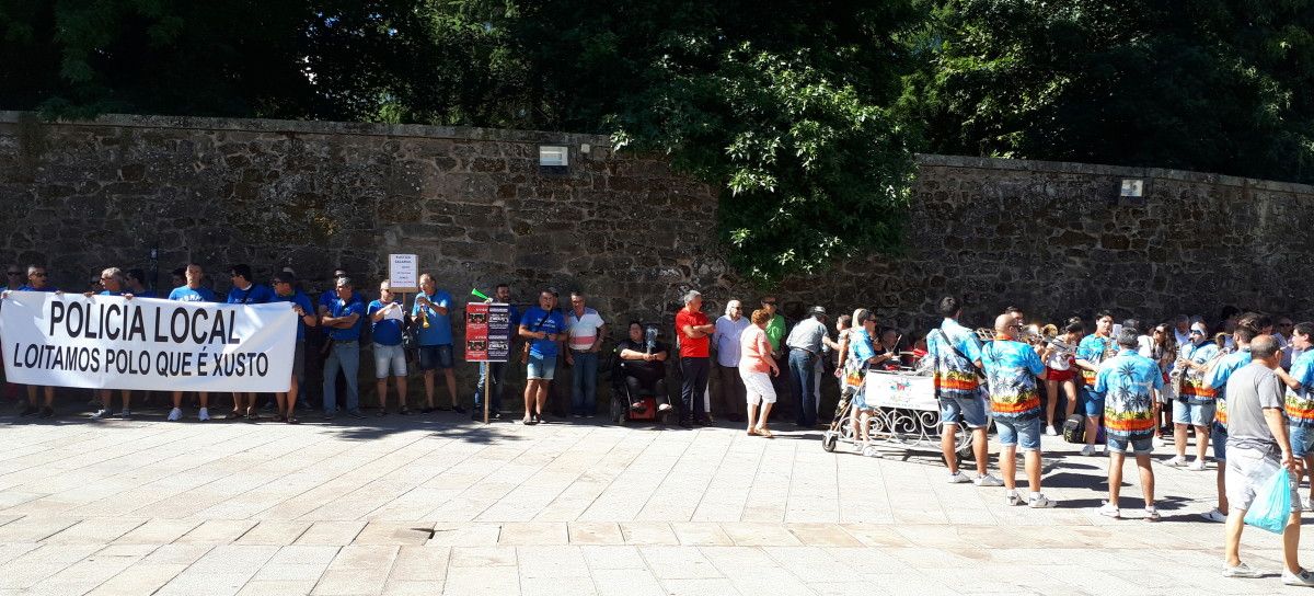 Protestas de la Policía Local durante el acto del pregón de las Fiestas de la Peregrina