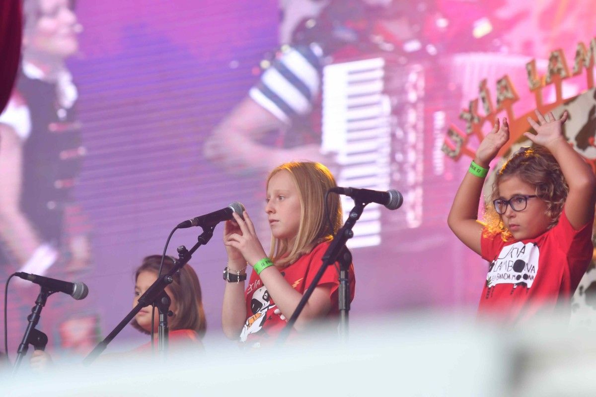 Uxía Lambona e a Banda Molona nas Festas da Peregrina