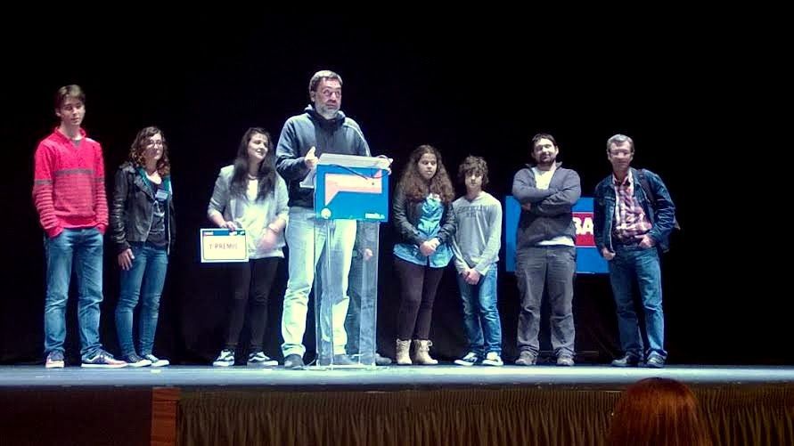 O concelleiro Demetrio Gómez cos participantes do IES Luís Seoane no Club de Debate