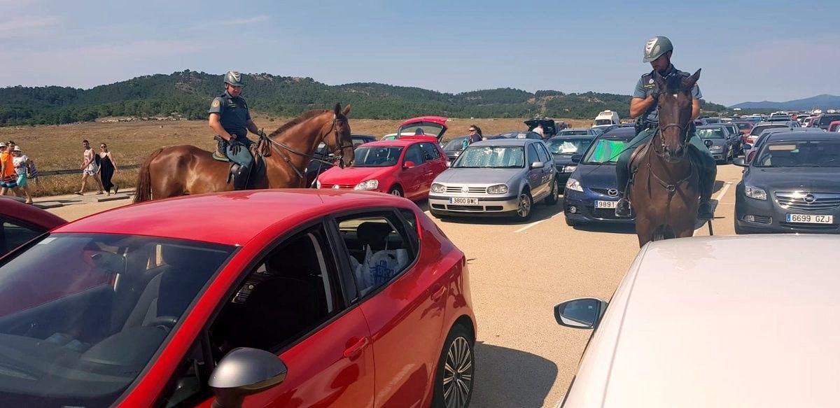 Intervención dos xinetes do  Escuadrón de Cabalería da Garda Civil na praia da Lanzada