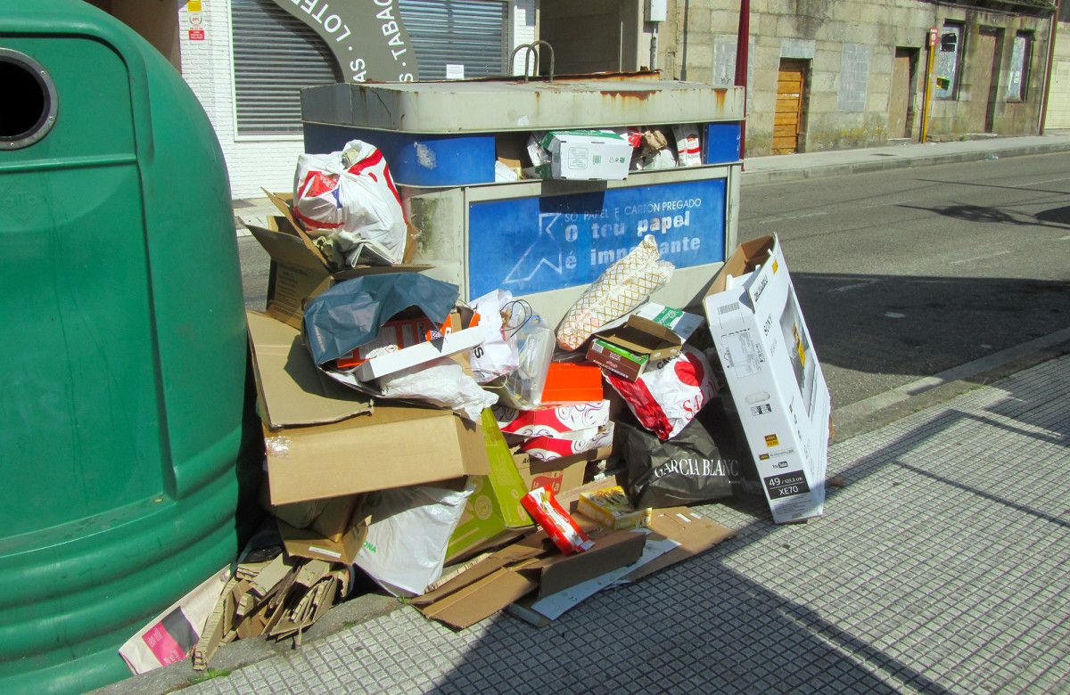 Contenedores de basura en la calle Juan Bautista Andrade