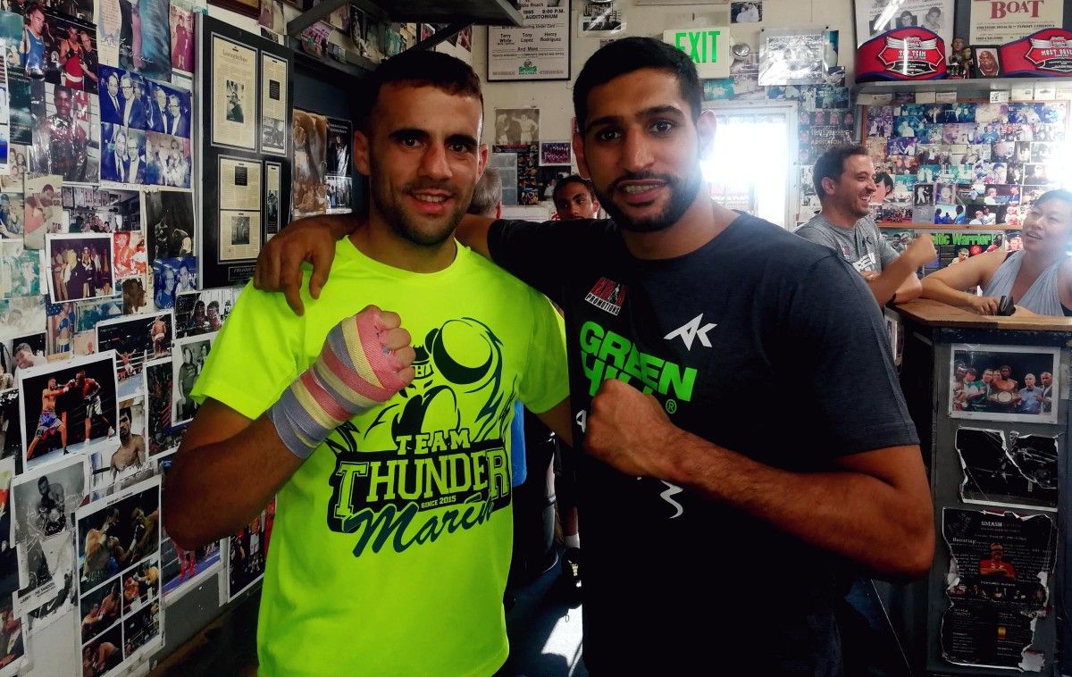 Aarón González con Amir Khan, campión mundial de boxeo