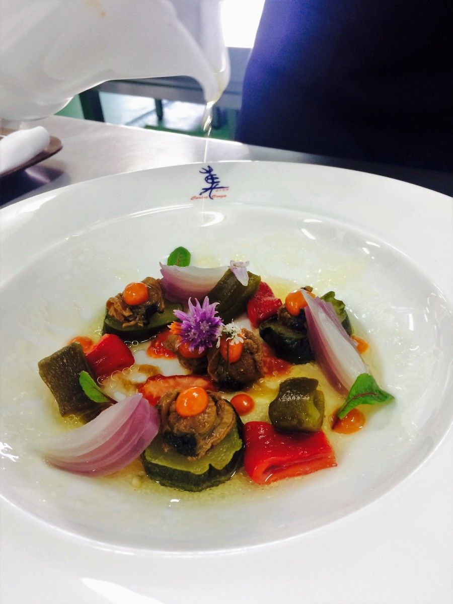 Verduras asadas, zamburiñas gourmet Pescamar a la marinera y su pilpil con consomé de verduras
