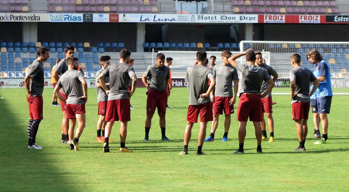 Adestramento do Pontevedra en Pasarón