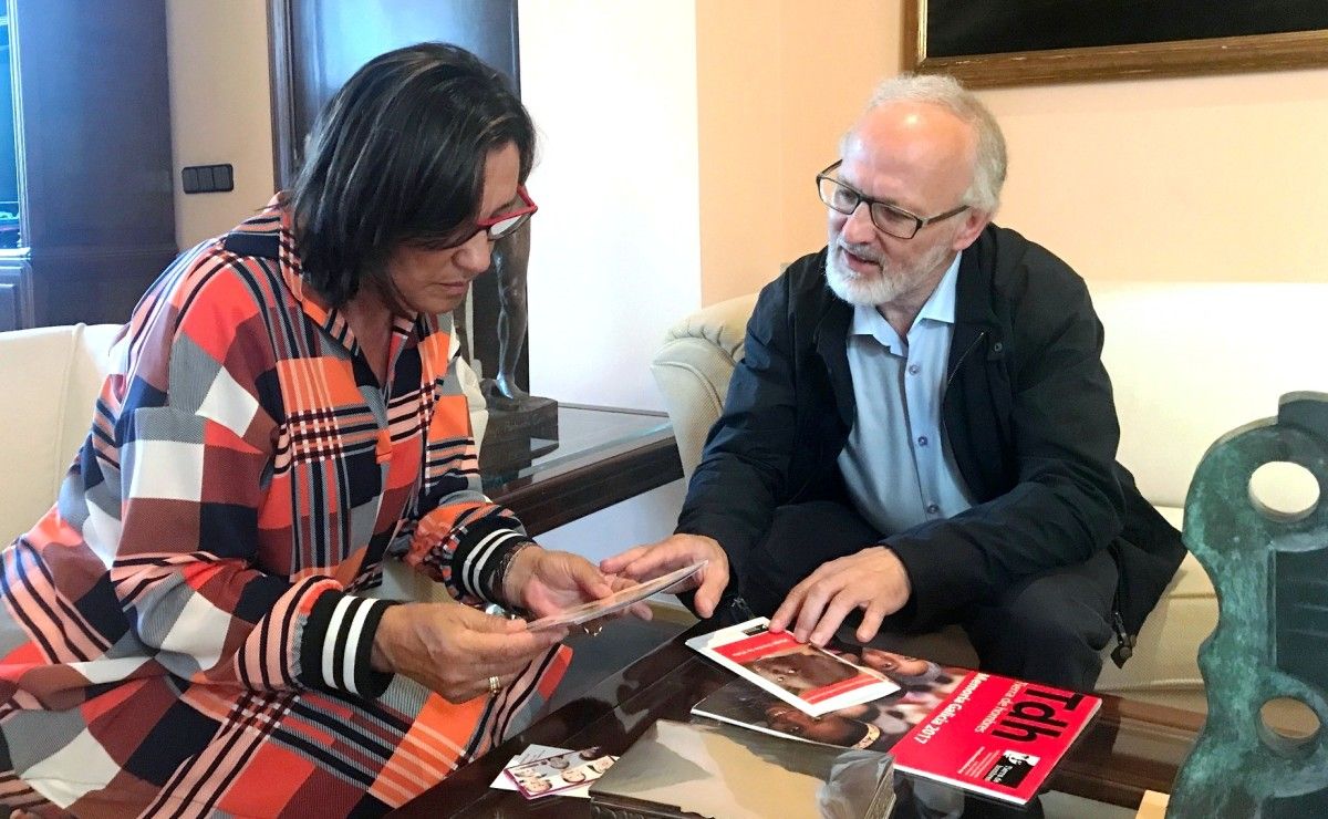 A subdelegada do Goberno Maica Larriba co representante da ONG 'Tierra de hombres'