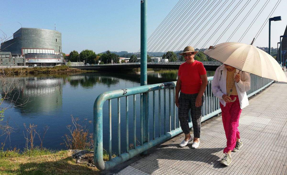 Unha señora protéxese do sol cun paraugas