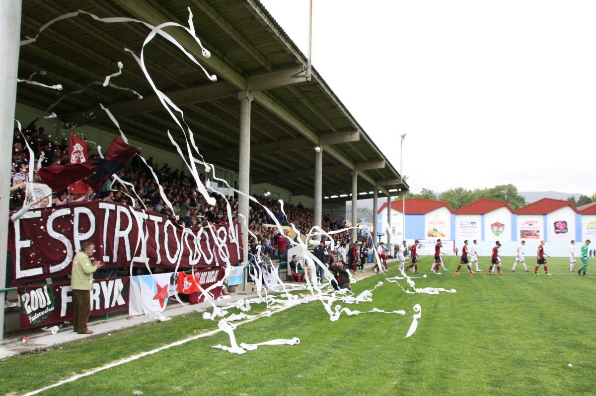 Aficionados del Pontevedra en el campo de Barraña de Boiro