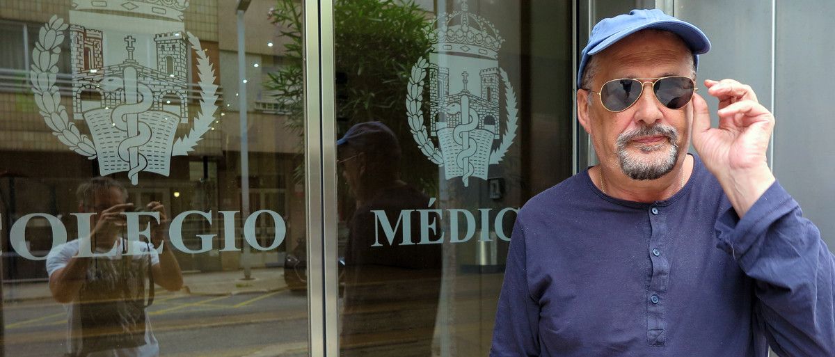 Luis Emilio Batallán, a las puertas del Colegio de Médicos, en el que realiza unha huelga de hambre