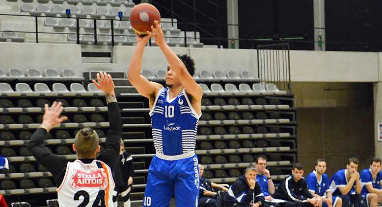 Jordan Gregory en un partido del Landstede Basketbal 