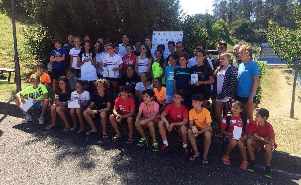 Participantes en la sexta prueba del Circuito DobleRed de tenis en el Mercantil