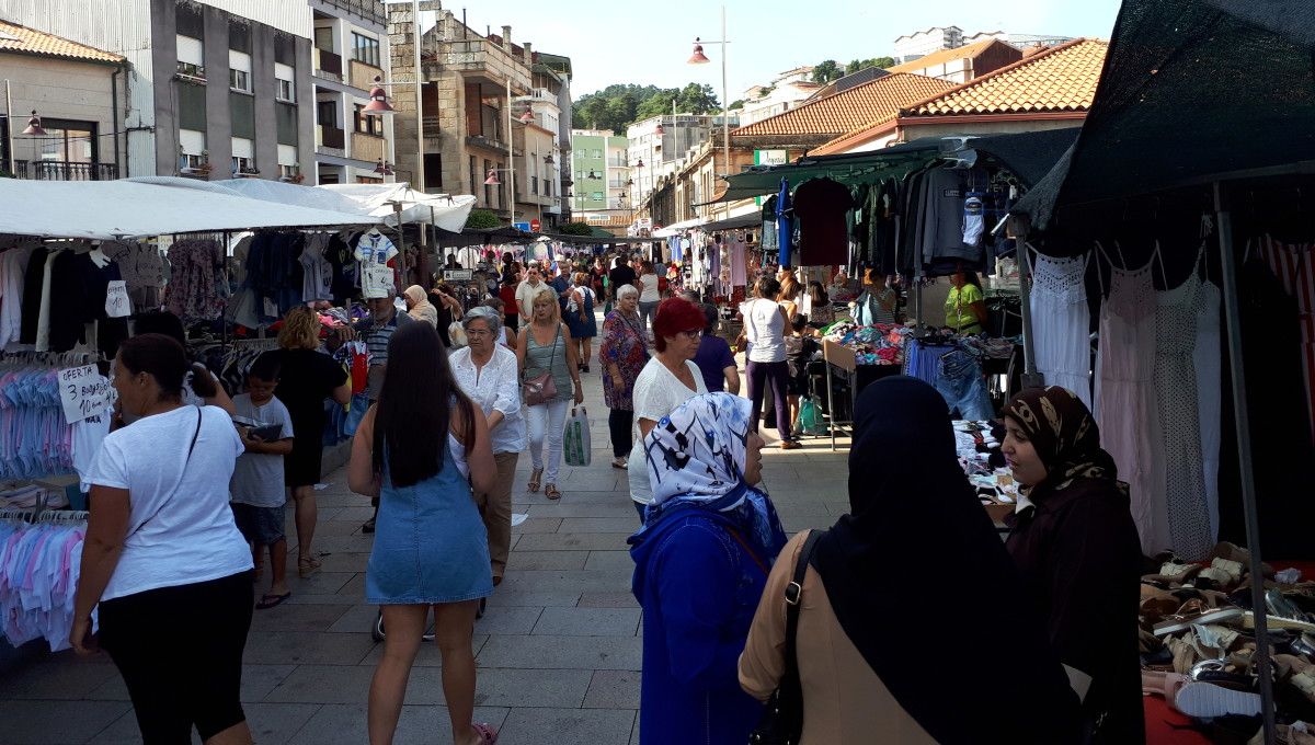 Habitantes de Marín no Mercado ambulante