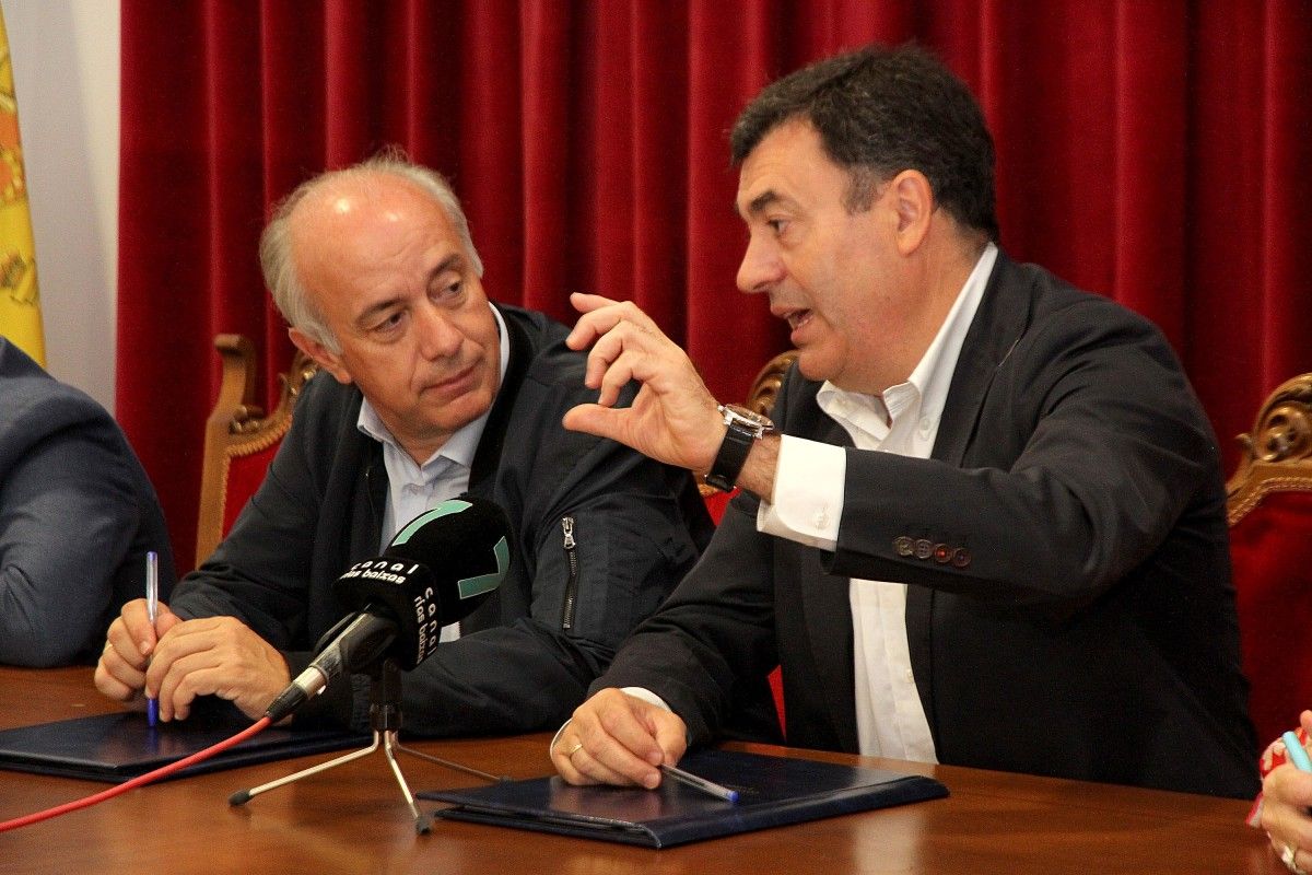 Gonzalo Durán junto al conselleiro Román Rodríguez