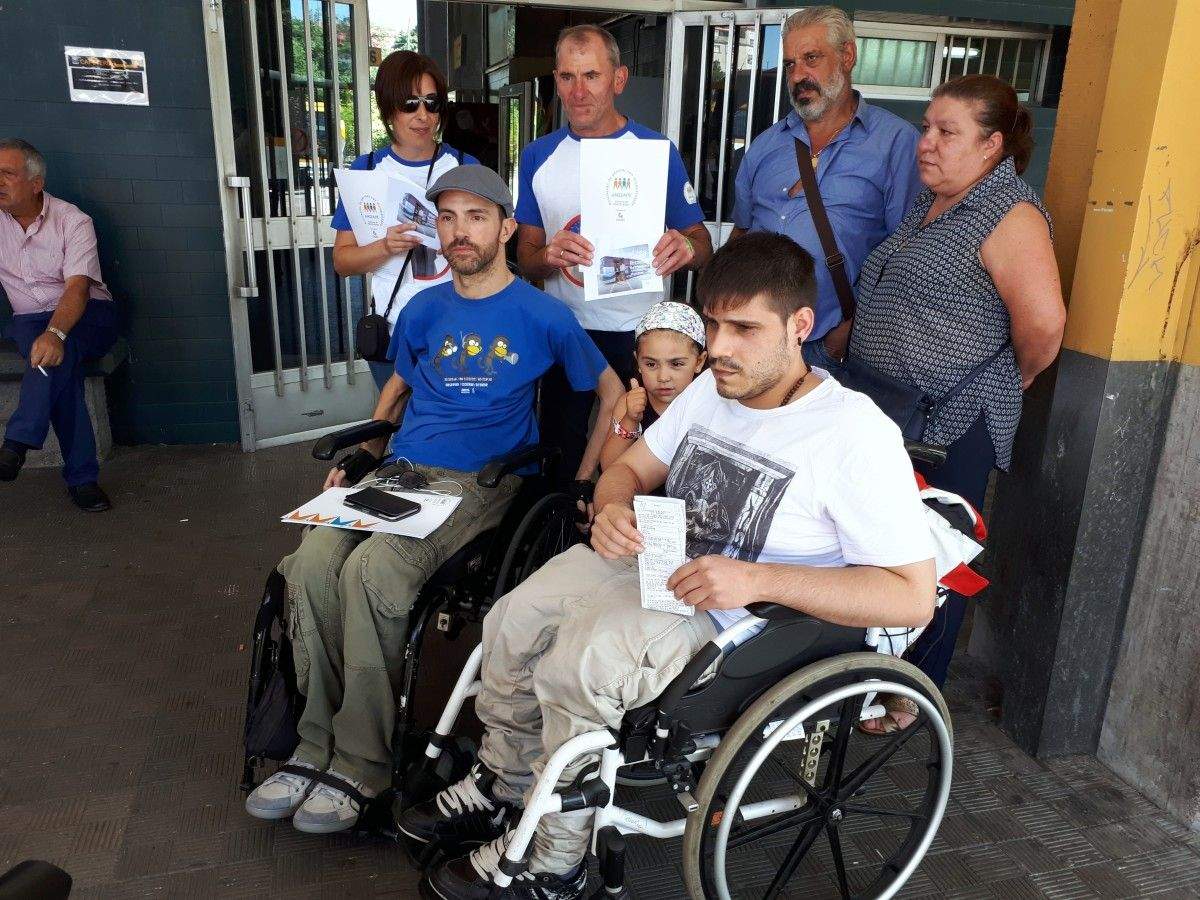 Protesta de Amizade ante a imposibilidade de que un mozo poida viaxar en cadeira de rodas nun autobús de Alsa