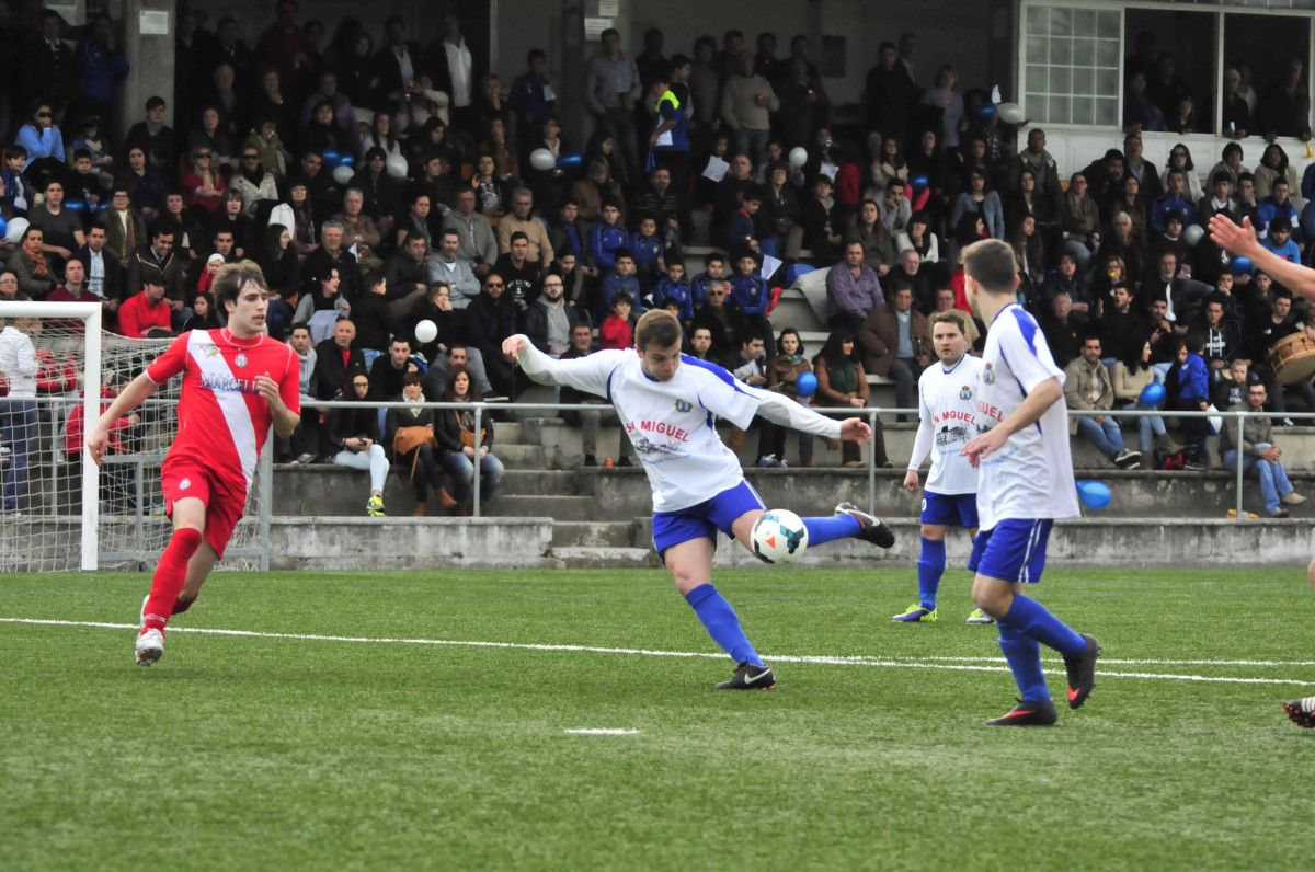 Una de las jugadas del partido que enfrentó al Marcón y al Cruceiro do Hío
