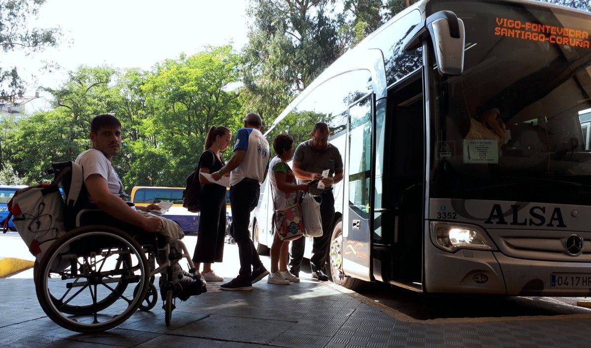 Protesta de Amizade ante a imposibilidade de que un mozo poida viaxar en cadeira de rodas nun autobús de Alsa