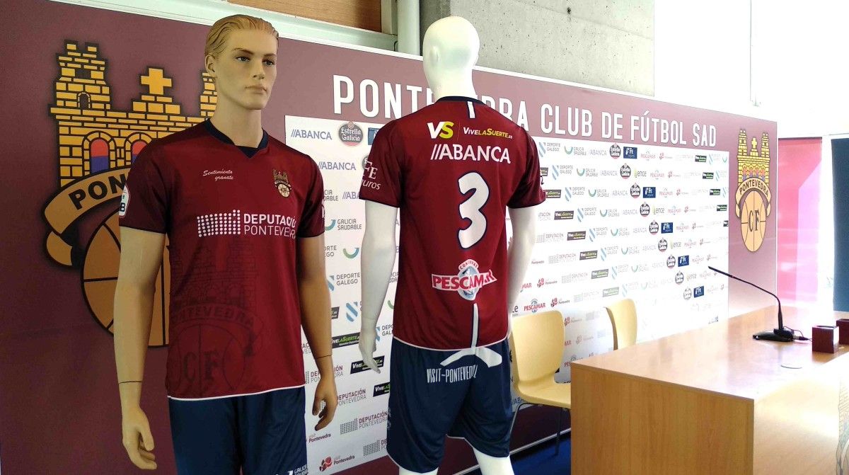 Sala de prensa vacía durante a presentación das novas camisetas do Pontevedra CF