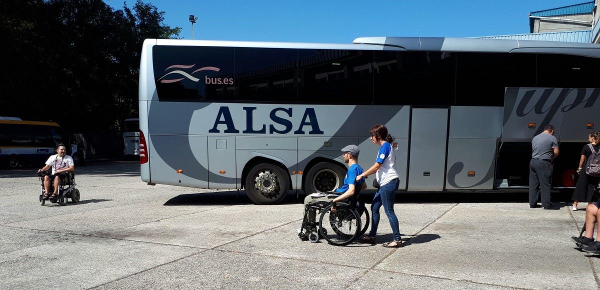Protesta de Amizade ante la imposibilidad de que un joven pueda viajar en silla de ruedas en un autobús de Alsa