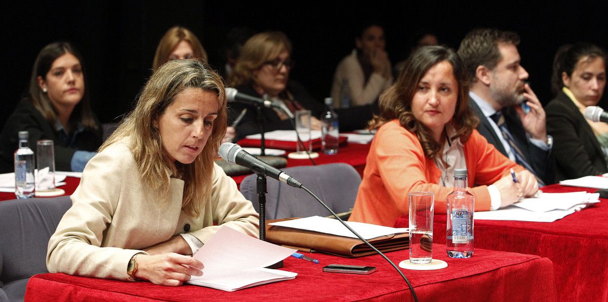 María Biempica ocupa su puesto como concejala no adscrita junto a los concejales del PP
