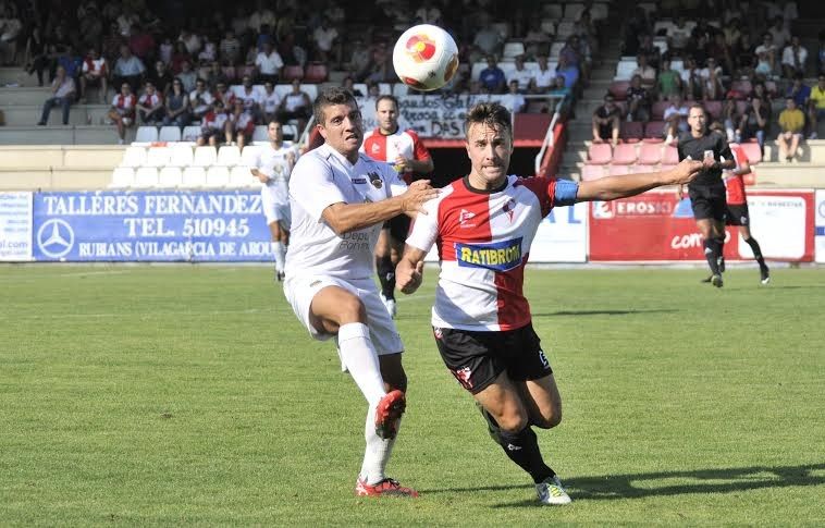 Adrián Camiño no partido entre Arosa e Pontevedra na Lomba