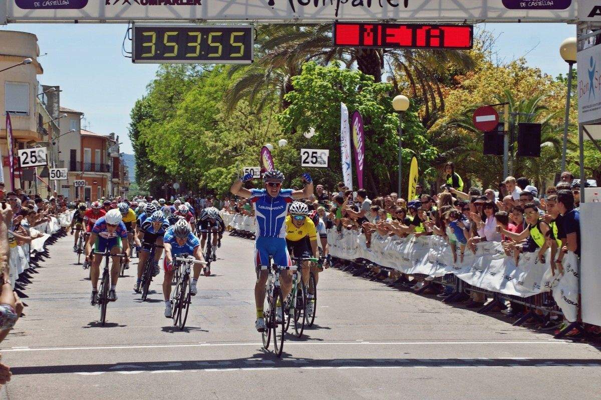 Sergio Míguez (izquierda) en la llegada del Memorial Pascual Momparler