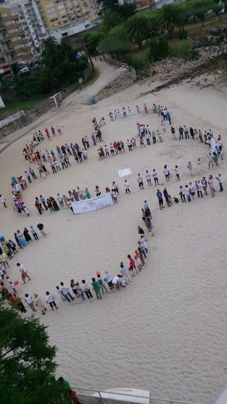 Los manifestantes formaron la palabra SOS en la playa de A Panadeira Los manifestantes formaron la palabra SOS en la playa de A Panadeira