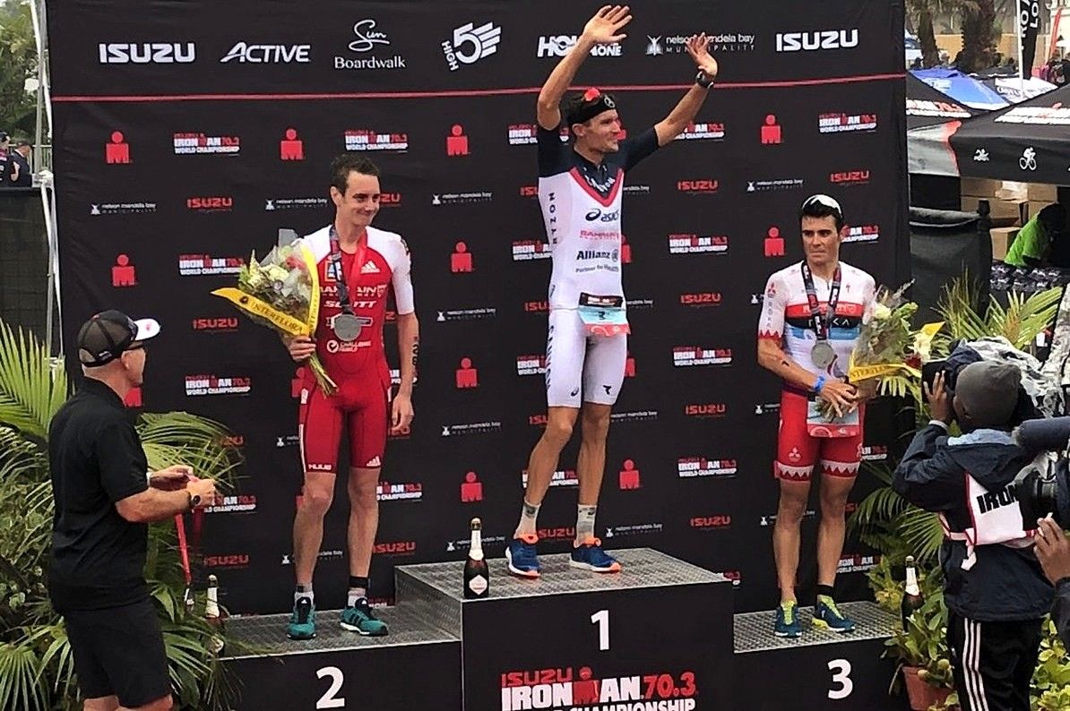 Gómez Noya (dereita) no podio do Mundial Ironman 70.3 en Sudáfrica