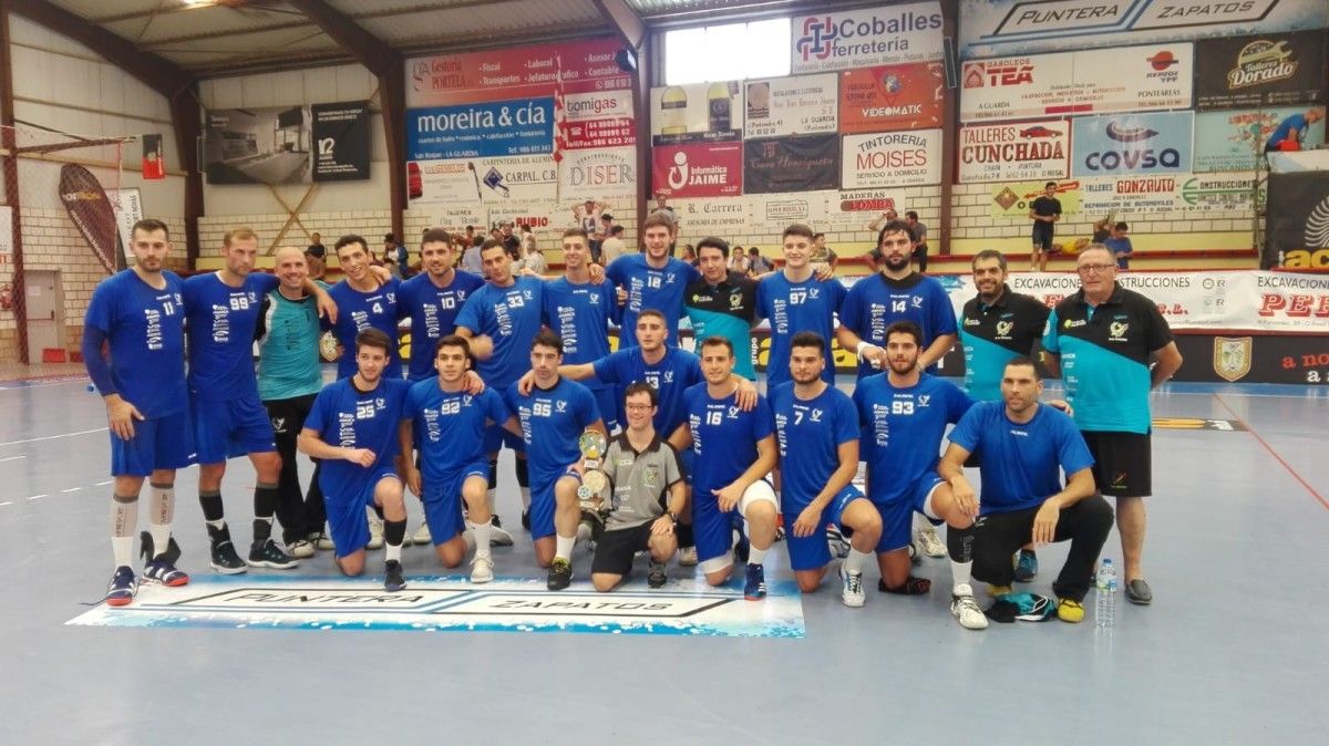 O plantel do Teucro posa coa Copa de Galicia