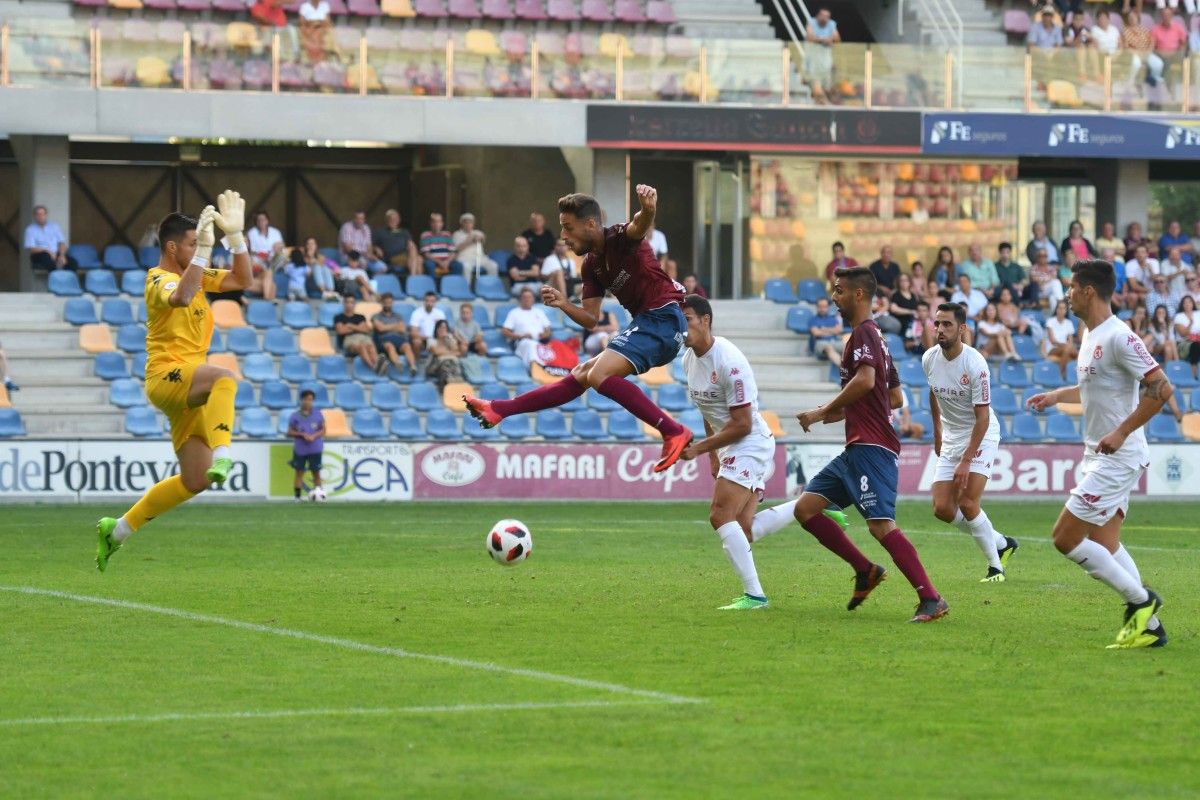 Javi López, na acción que supuxo o 1-0 ante a Cultural Leonesa en Pasarón