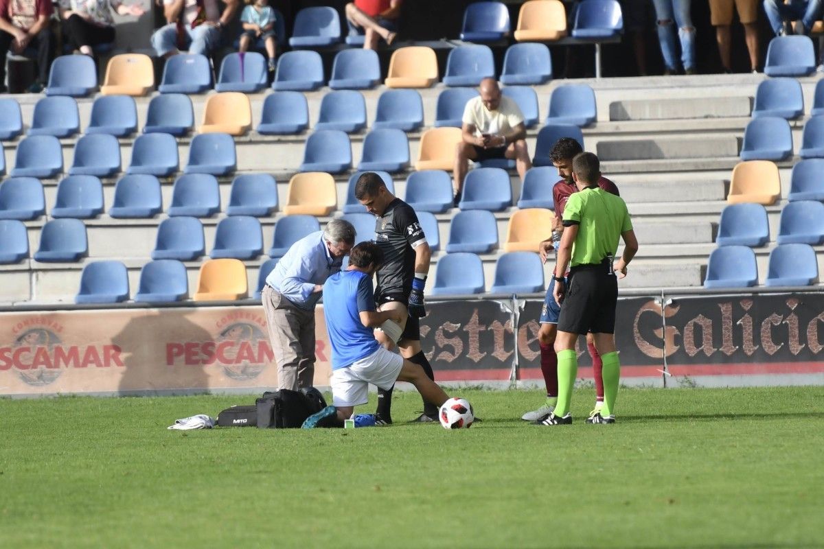 Edu Sousa recibe atención no partido entre Pontevedra e Cultural Leonesa en Pasarón