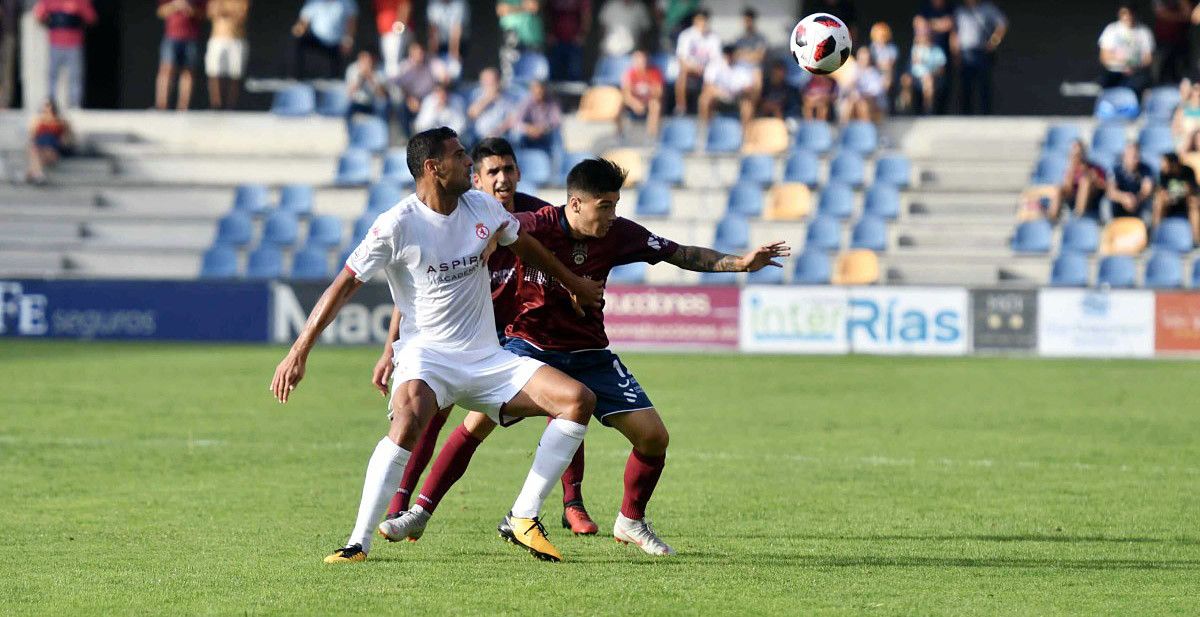 Nacho Lorenzo, no partido entre Pontevedra e Cultural Leonesa en Pasarón