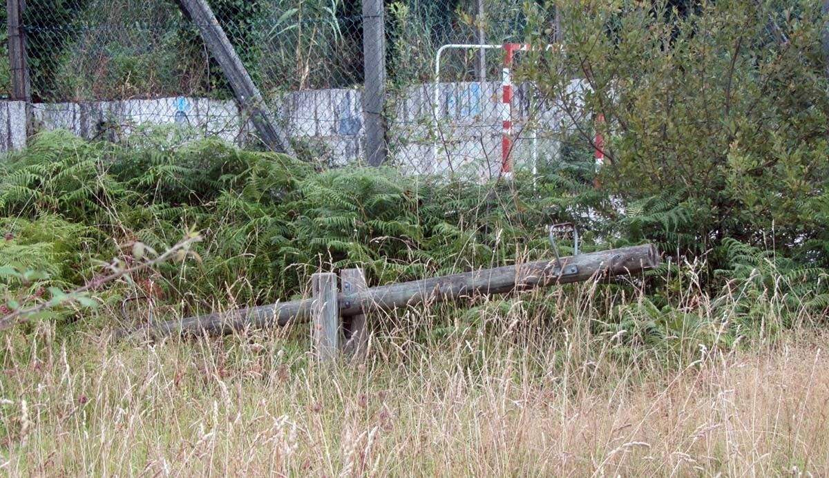 Maleza en un parque infantil en Lérez