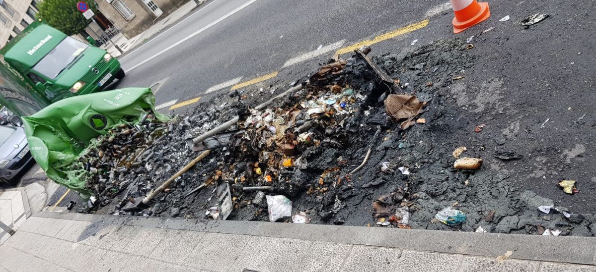 Restos do incendio dun contedor en Andurique, Poio