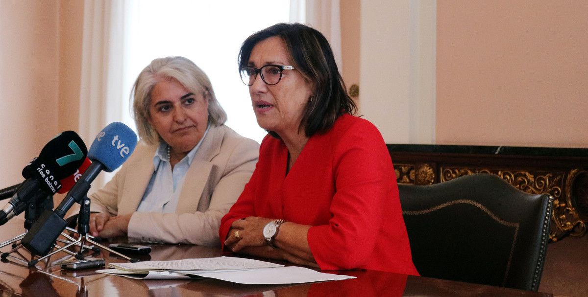 María Debén, coordinadora de Igualdade e Maica Larriba, subdelegada do Goberno