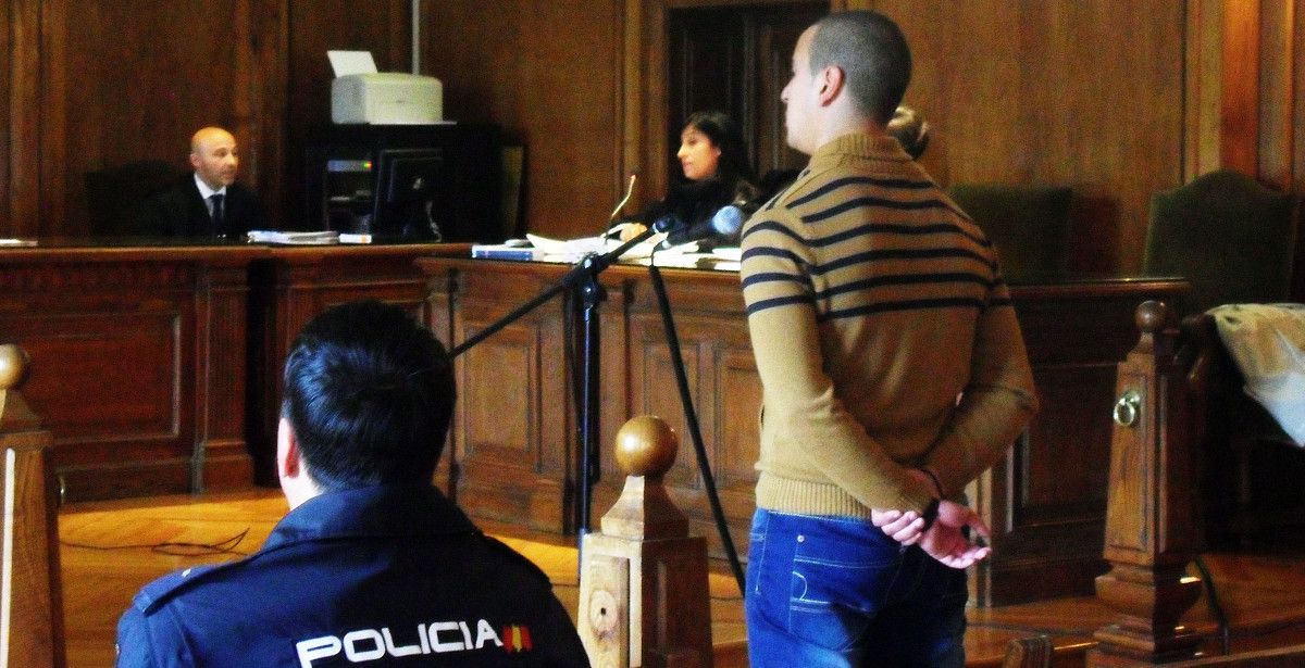 Issan S.K., vecino de Figueirido acusado de lesiones por dar patadas, navajazos y puñetazos a un vecino de Marín