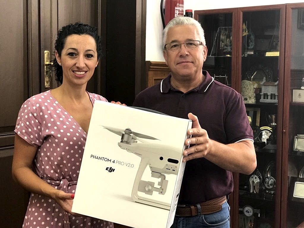 Entrega del dron que servirá para localizar nidos de velutina en Marín Entrega del dron que servirá para localizar nidos de velutina en Marín