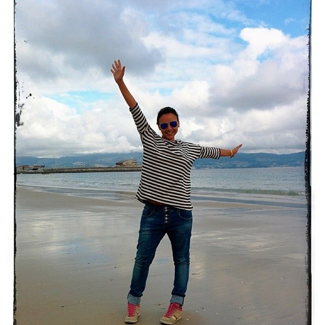 Chenoa en una playa de Sanxenxo