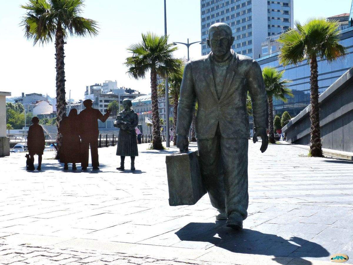 Escultura do emigrante, en Vigo