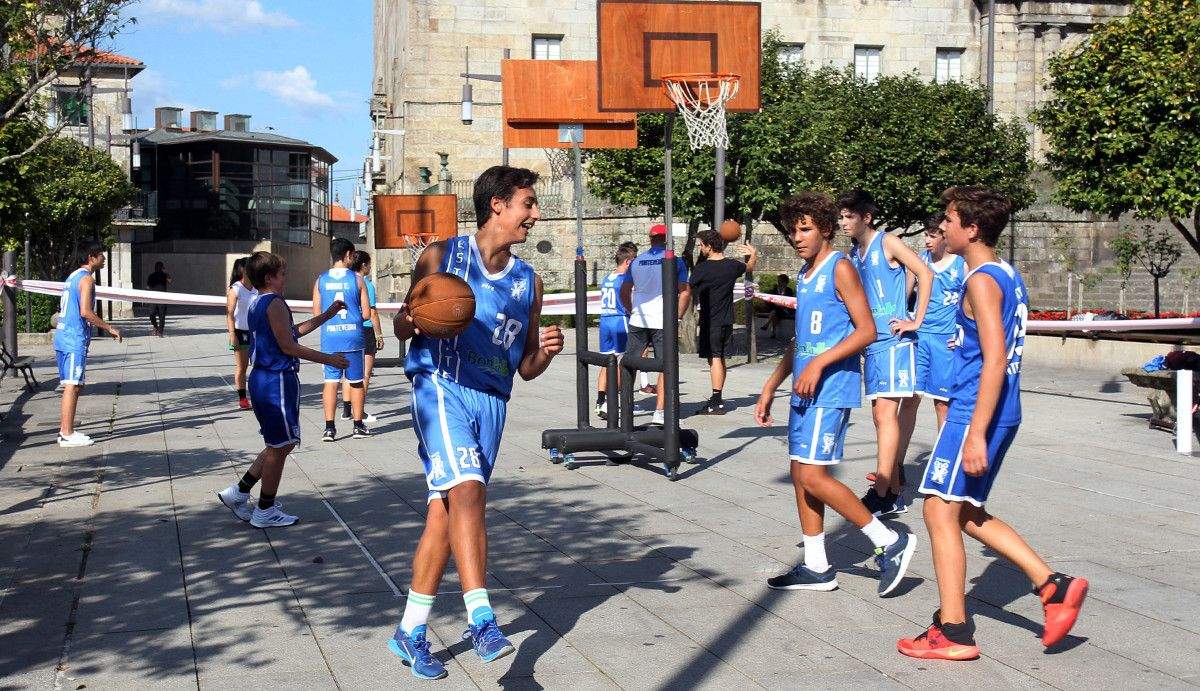 Actividad de promoción en la calle del Baloncesto Estudiantes Pontevedra