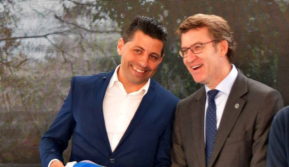 Andrés Díaz e Alberto Núñez Feijóo, na entrega das Bandeiras Azuis